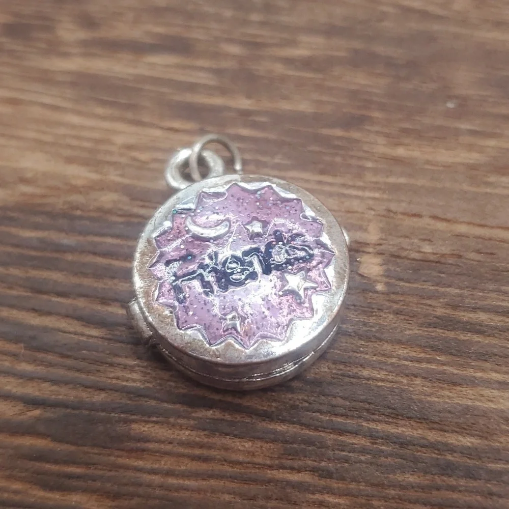 Friends locket pendant‎